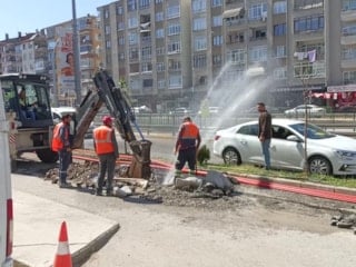 Kocaeli'de kazı yapılırken su borusu patladı: Tazyikli su caddeyi kapladı