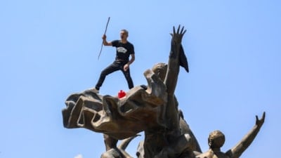 Antalya'da anıt üzerinde korku dolu anlar: Üzerine benzin döktü