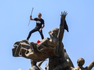 Antalya'da anıt üzerinde korku dolu anlar: Üzerine benzin döktü