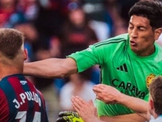 Rakibine yumruk atan kaleci Andrada'ya 13 maçlık rekor ceza