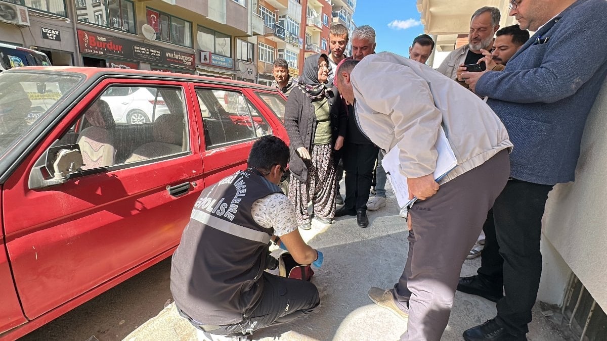 Burdur'da çantasını kapıda unutan kadının altınları çalındı