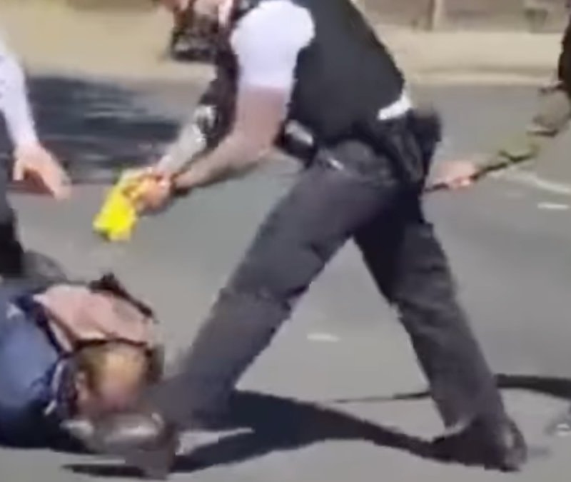 Londra'da Yahudilere bıçaklı saldırı: Saldırganın yakalandığı anlar ortaya çıktı