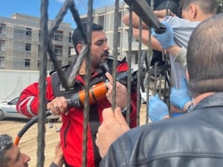 Diyarbakır'da demir korkuluk, küçük çocuğun koluna saplandı