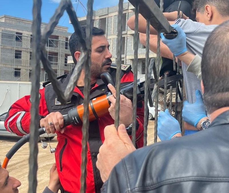Diyarbakır'da demir korkuluk, küçük çocuğun koluna saplandı