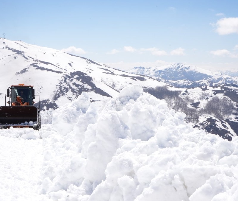 Bayburt’ta baharda kar mesaisi: Soğanlı Geçidi’nde yollar açılıyor