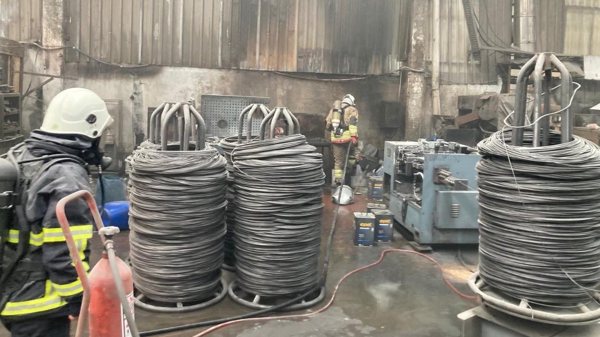 Hatay'da tel fabrikasında yangın