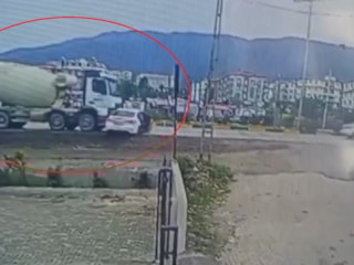 Hatay’da korkunç kaza: Beton mikseri otomobili metrelerce sürükledi