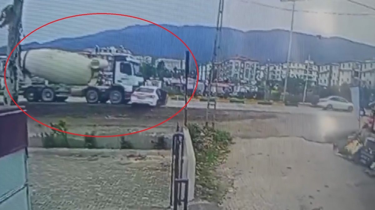 Hatay’da korkunç kaza: Beton mikseri otomobili metrelerce sürükledi