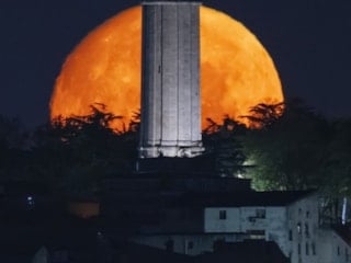 İstanbul semalarında dolunay