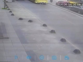 İstanbul'da İETT otobüsünün çocuğa çarptığı anlar kamerada