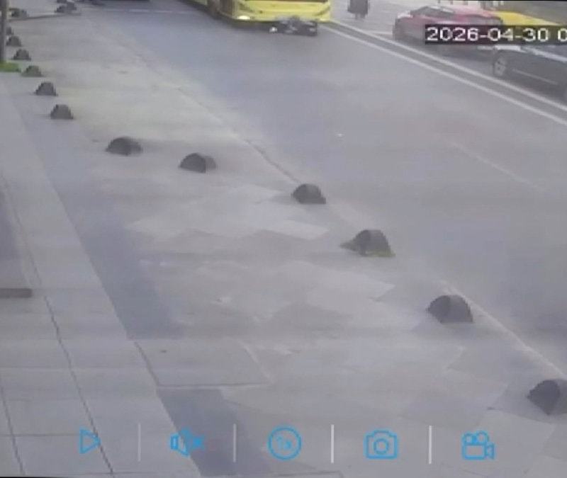İstanbul'da İETT otobüsünün çocuğa çarptığı anlar kamerada