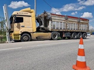 Karaman’da korkutan kaza: Fenalaşan tır sürücüsü reklam tabelasına çarptı