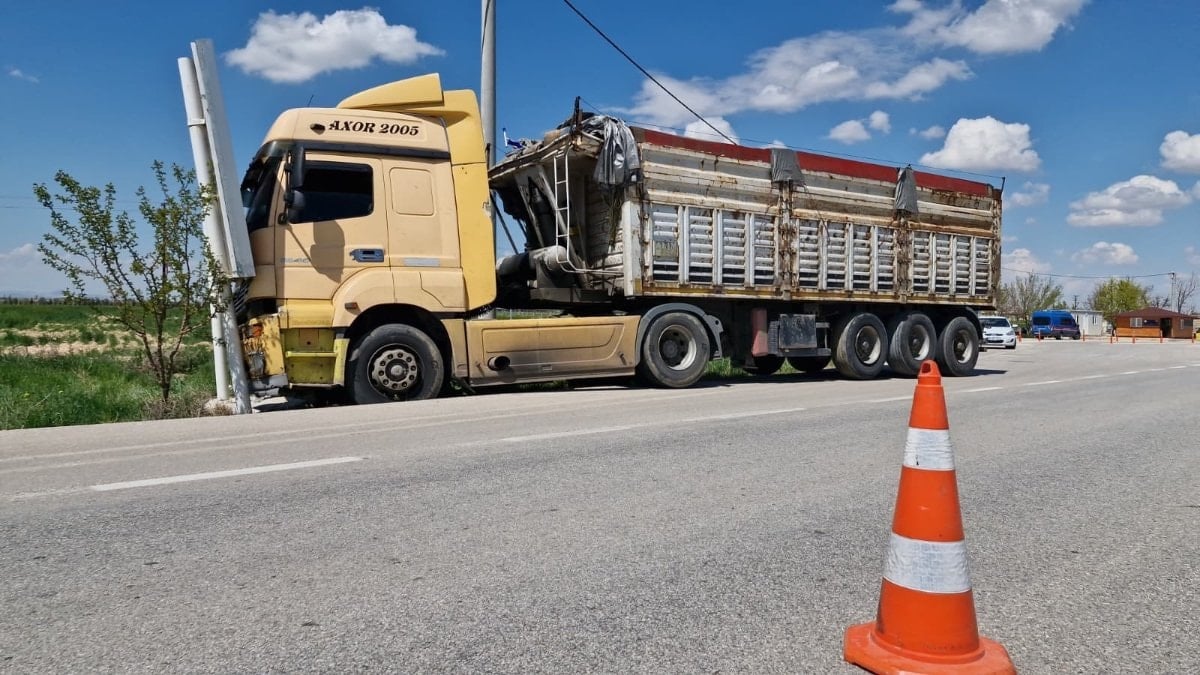 Karaman’da korkutan kaza: Fenalaşan tır sürücüsü reklam tabelasına çarptı