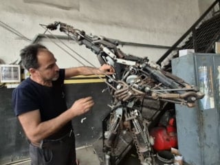 Düzce’de hurda parçalarla 200 kiloluk 'başsız' direniş figürü yaptı