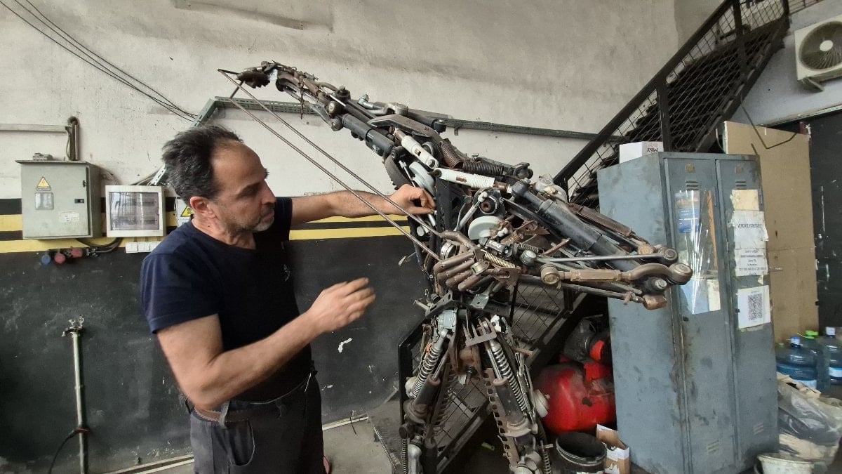 Düzce’de hurda parçalarla 200 kiloluk 'başsız' direniş figürü yaptı