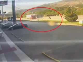 Amasya'da kamyon tekeri mağazaya girdi