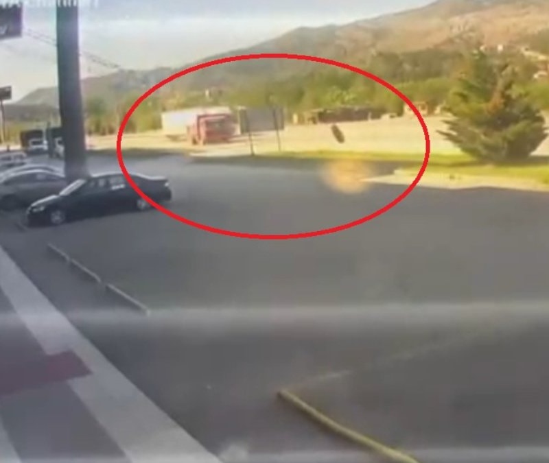 Amasya'da kamyon tekeri mağazaya girdi