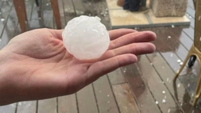 ABD’de tenis topu büyüklüğünde dolu yağışı: Araçlar hurdaya döndü