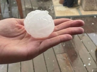 ABD’de tenis topu büyüklüğünde dolu yağışı: Araçlar hurdaya döndü