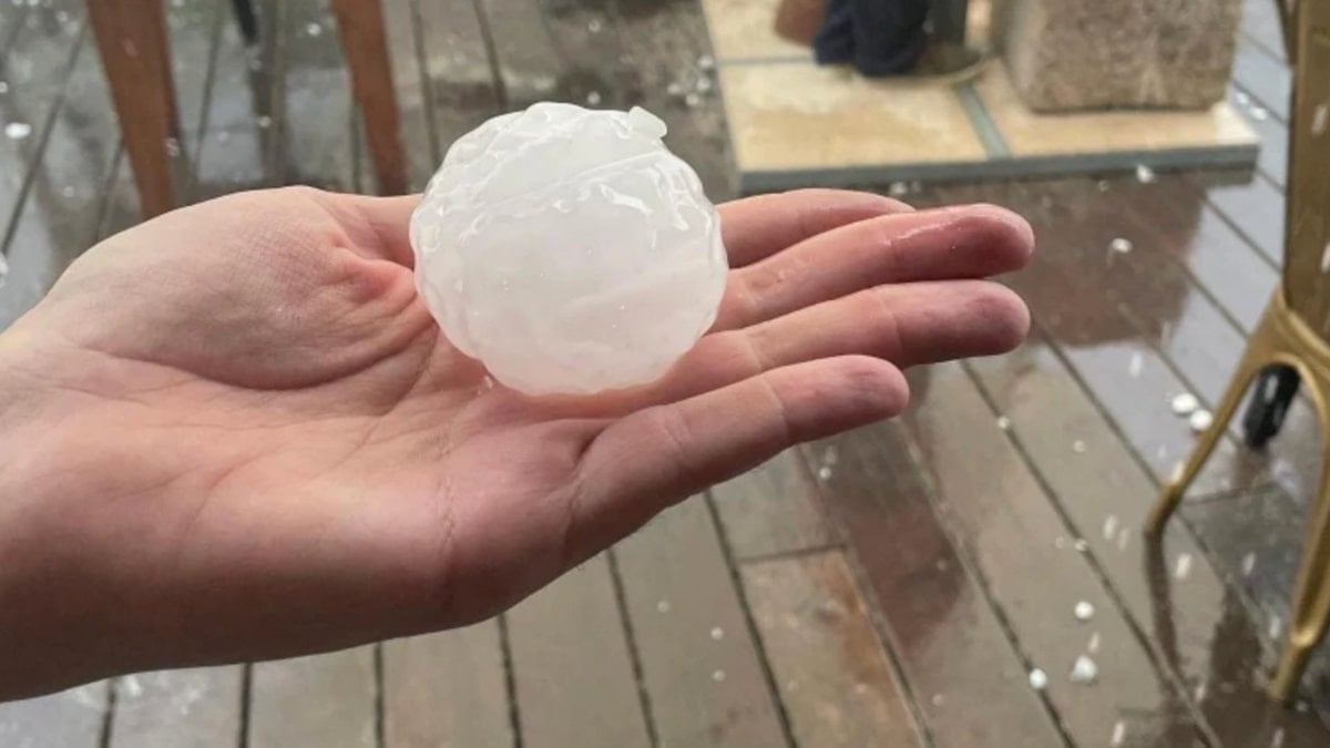 ABD’de tenis topu büyüklüğünde dolu yağışı: Araçlar hurdaya döndü