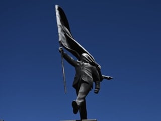 Londra’da ortaya çıkan dev heykelde Banksy imzası