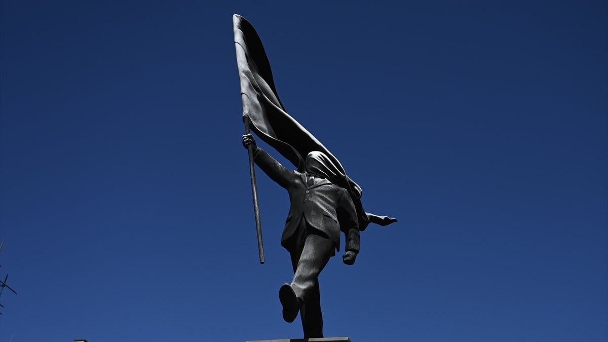 Londra’da ortaya çıkan dev heykelde Banksy imzası