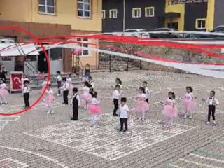 Kayseri’de anaokulunda öğretmen ve öğrencilerin üzerine tabela düştü