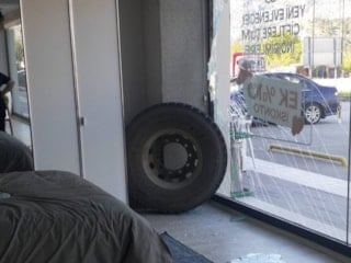 Amasya'da kamyondan kopan tekerin mağazaya girdiği anlar kameraya yansıdı