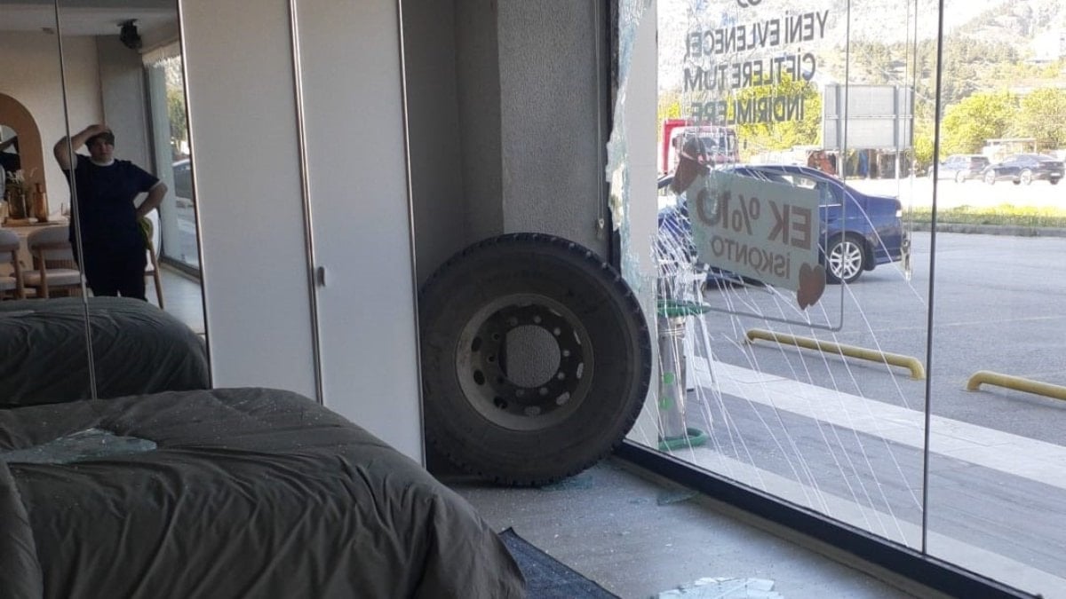 Amasya'da kamyondan kopan tekerin mağazaya girdiği anlar kameraya yansıdı