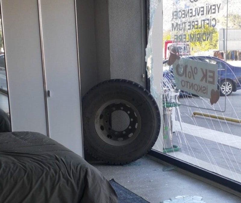 Amasya'da kamyondan kopan tekerin mağazaya girdiği anlar kameraya yansıdı