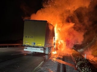 Samsun'da seyir halindeki tır alevlere teslim oldu: Sürücü canını son anda kurtardı