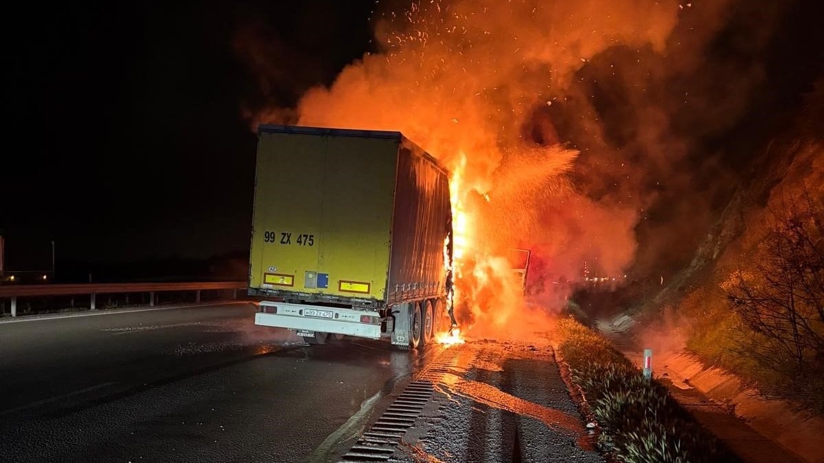 Samsun'da seyir halindeki tır alevlere teslim oldu: Sürücü canını son anda kurtardı