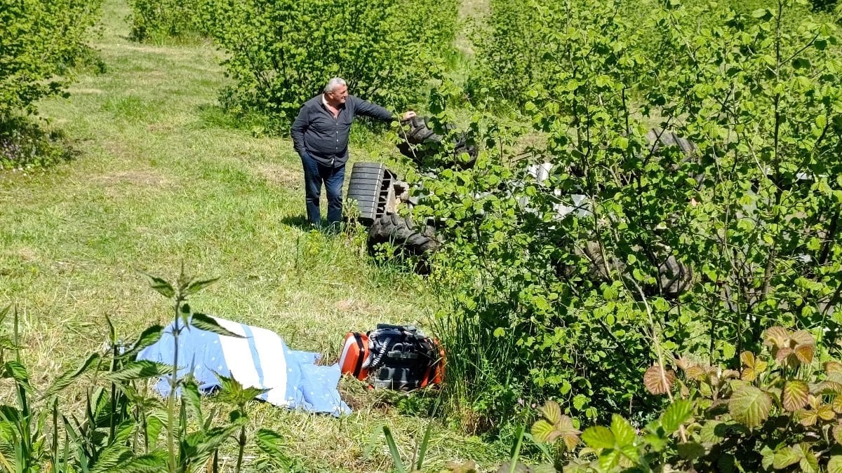 Sakarya'da devrilen traktörün altında kalan emekli polis yaşamını yitirdi
