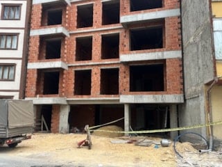 Kastamonu'da inşaatta işçinin kafasına mutfak tüpü düştü