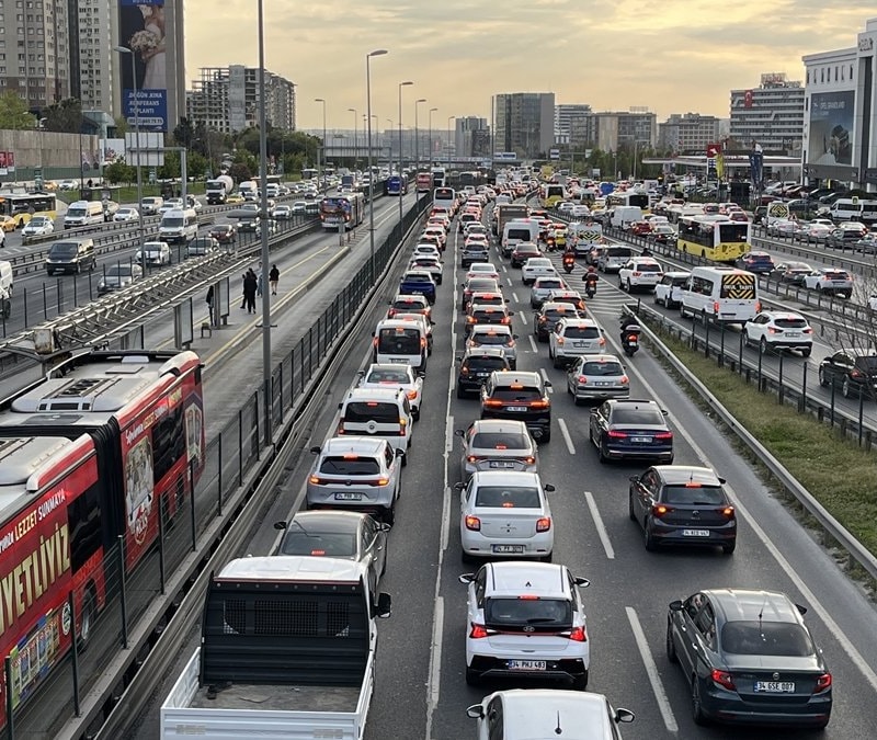 İstanbul'da trafik yoğunluğu akşam saatlerinde yüzde 87'ye kadar çıktı