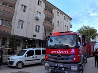 Aksaray'da yemek yaparken elbisesi tutuşan yaşlı kadın can verdi