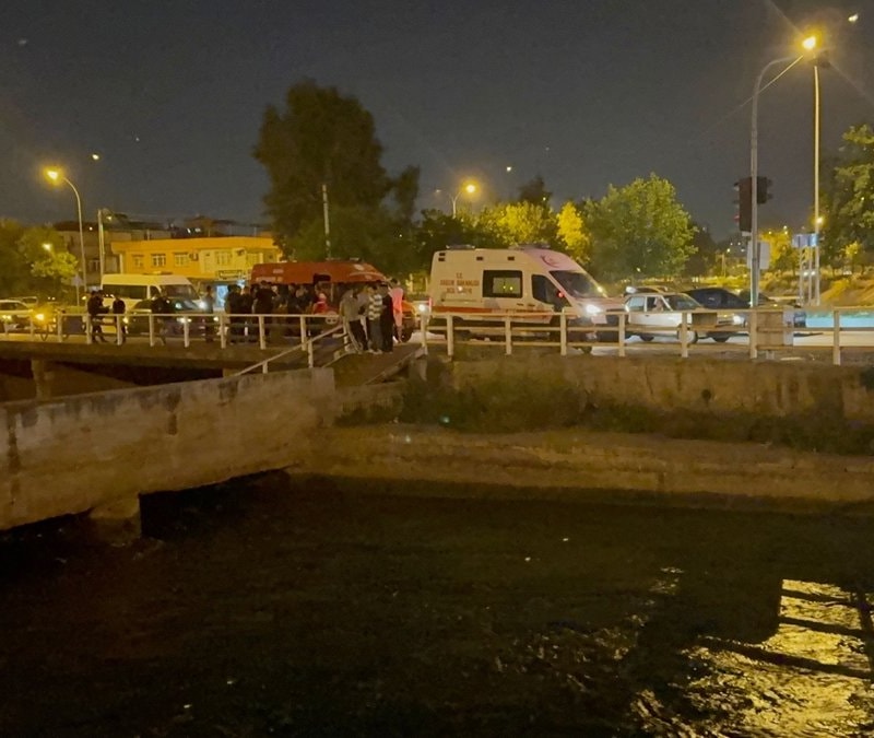 Adana'da sulama kanalına düşen genç kayboldu