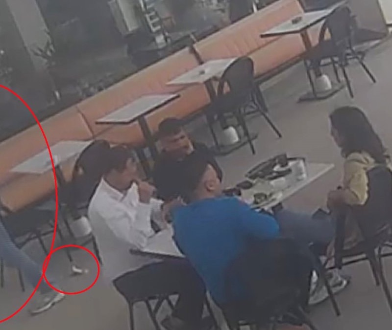 Hatay'da kafede düşürdüğü 7 Bin TL'sini sahilde arayan vatandaşın o anları kamerada