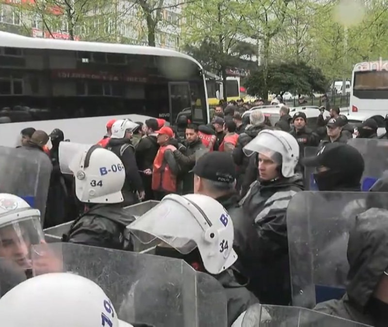 Taksim Meydanı'na yürümek isteyen bir gruba polis müdahale etti