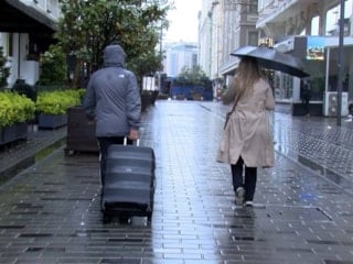 Taksim'de kapatılan yollar nedeniyle turisteler valizlerle yağmur altında yürüdü