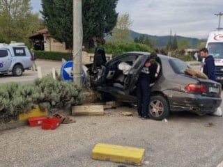 Karabük'te otomobil refüje çarptı: 1 ölü, 3 yaralı