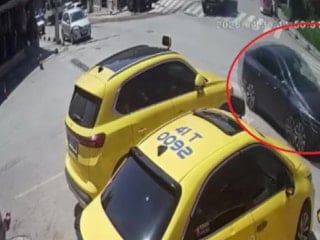 Kocaeli'de yürek burkan görüntü: Görme engelli yaya trafikte zor anlar yaşadı
