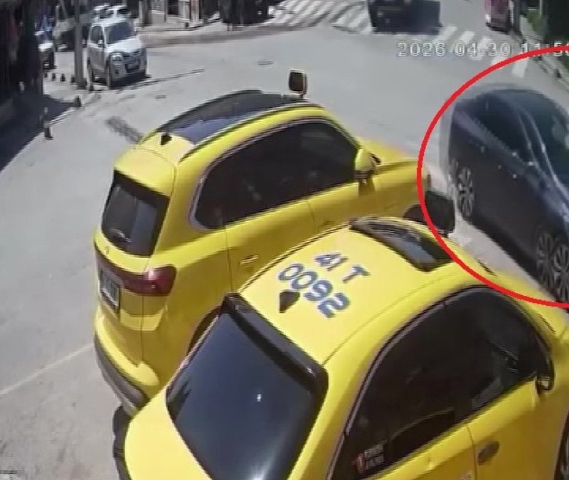 Kocaeli'de yürek burkan görüntü: Görme engelli yaya trafikte zor anlar yaşadı