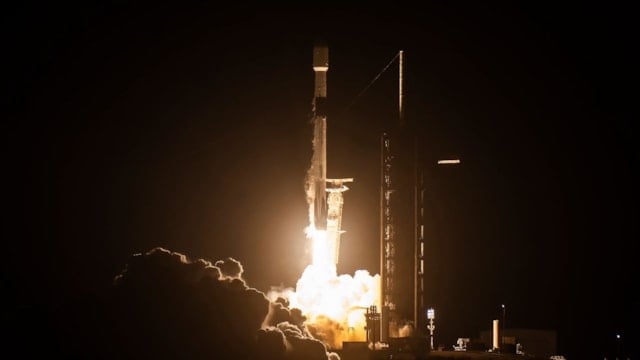 Sesten 7 katı hızlı: SpaceX Falcon 9 roketi Ay yüzeyine çarpacak