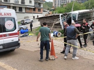 Ankara'da kamyonetin çarptığı iki belediye işçisi hayatını kaybetti