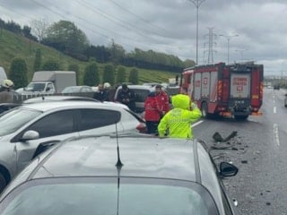 İstanbul'da  zincirleme trafik kazasında otomobil sürücüsü yaralandı