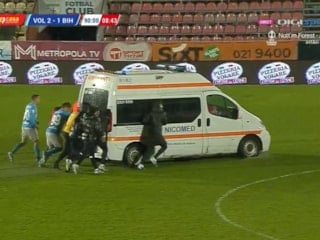 Romanya'da sahaya giren ambulansı futbolcular itti