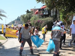 Antalya'da 1 Mayıs kutlamalarında halay çeken işçilerle çalışanlar aynı karede