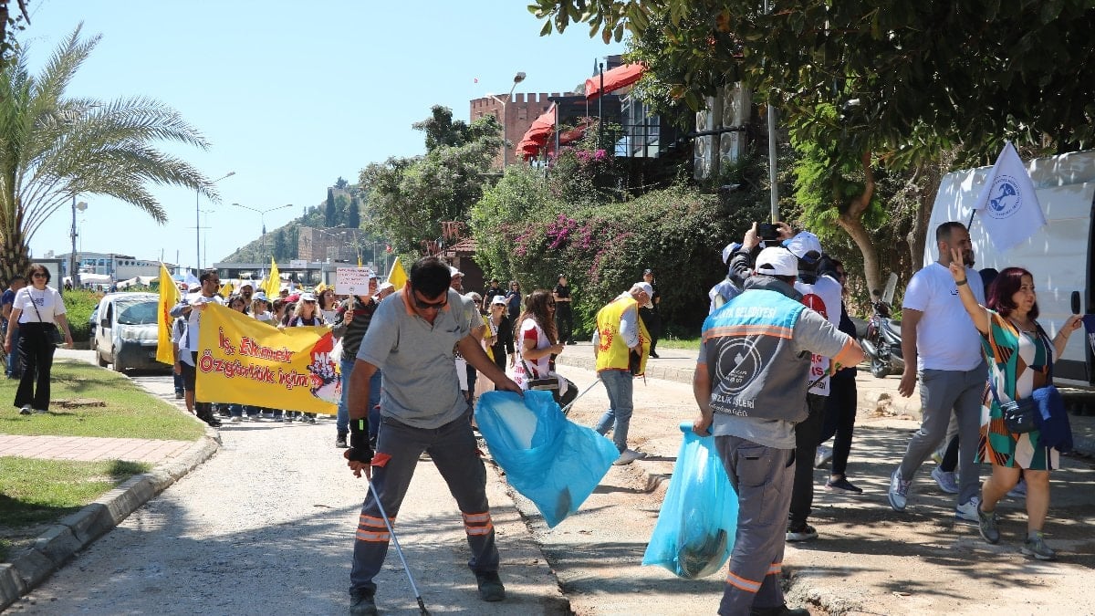 Antalya'da 1 Mayıs kutlamalarında halay çeken işçilerle çalışanlar aynı karede