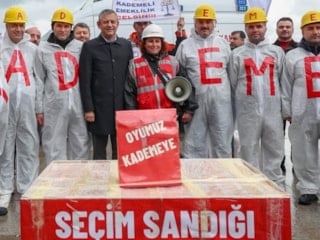 Özgür Özel'e Kadıköy'de "seçim sandığıyla" poz verdi